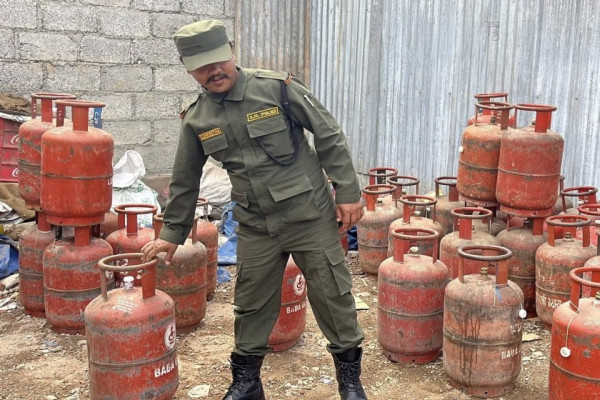 संख्या तोकेरै बजारमा ग्यास पठाउन थालियो